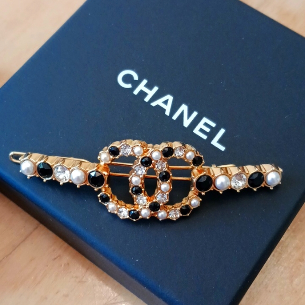 💯 authentic Chanel pearl hair clip
